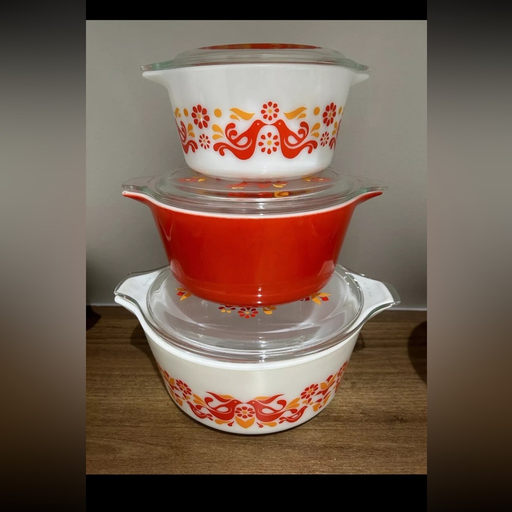 Pyrex vintage friendship casserole dish set